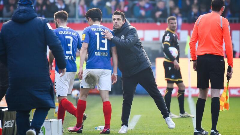 „Drei geile Punkte“: Holstein Kiel setzt sich vom HSV ab Kiels Trainer Marcel Rapp (M) klatscht mit Shuto Machino nach seiner Auswechslung ab.