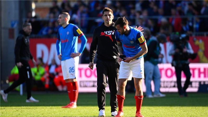 Drei Wechsel in erster Hälfte: Kiels Rapp „nicht zufrieden“ Kiels Trainer Marcel Rapp umarmt Marco Komenda nach der 0:3-Niederlage auf dem Rasen.