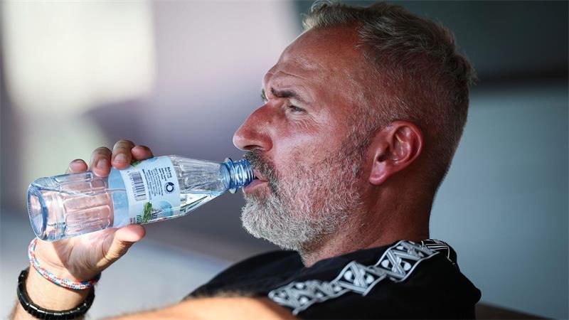 Kiels Trainer Tim Walter findet den Saisonstart seines Teams „in Ordnung“.