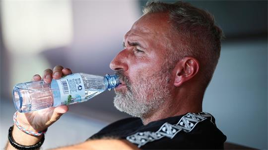 Kiels Trainer Tim Walter findet den Saisonstart seines Teams „in Ordnung“.