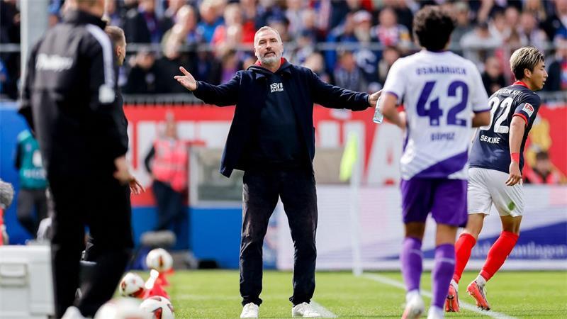 Eigentor und Platzverweis: Holstein Kiel weiter ohne Sieg Kiels Trainer Tim Walter gestikuliert am Spielfeldrand.