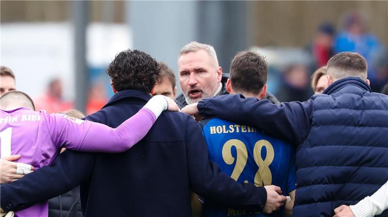 Kiels Trainer Tim Walter nach der Niederlage gegen Nürnberg im Kreis seiner Spieler.