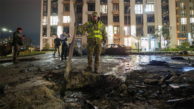 Kiew: Wohnhaus nach russischem Drohnenangriff beschädigt – Polizist sucht Drohnenteile.