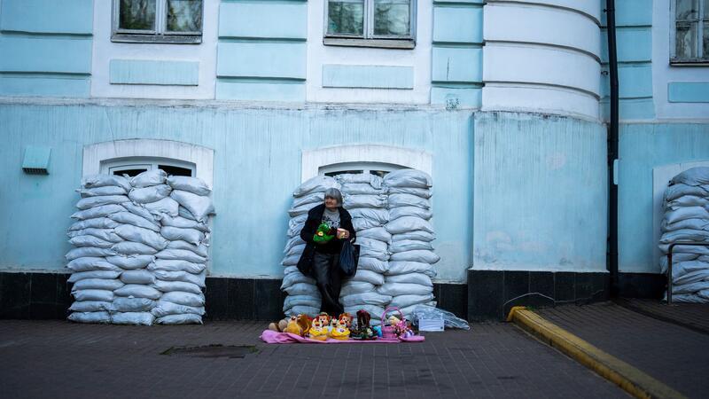 Krieg gegen die Ukraine: So ist die Lage Kiew ist eine Stadt der Gegensätze geworden: Vor mit Sandsäcken geschützten Fenstern verkauft eine Frau Spielzeug. Die Ukraine verteidigt sich nun seit 796 Tagen gegen den russischen Angriffskrieg.