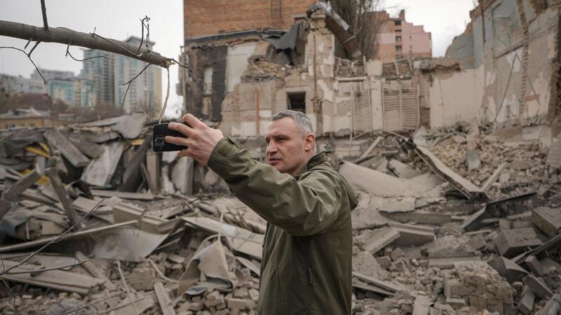 Kiew wurde mit Raketen angegriffen, die laut Bürgermeister Vitali Klitschko sieben Menschen im zentralen Stadtbezirk Petschersk verletzten.