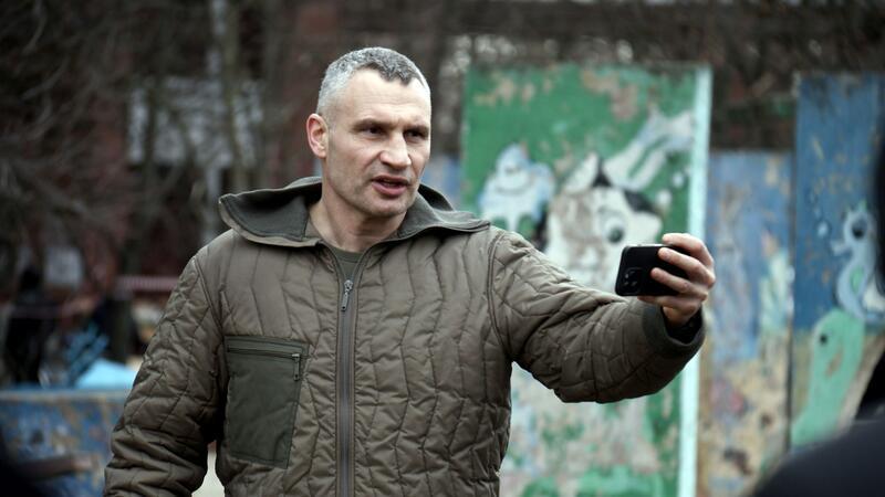 Kiews Bürgermeister Vitali Klitschko nimmt eine Video-Botschaft auf.