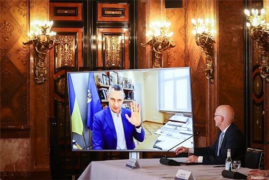 Kiews Bürgermeister Vitali Klitschko (links) ist im Rathaus zugeschlatet. Seine Stadt kooperiert mit der von Hamburgs Erstem Bürgermeister Peter Tschentscher. Foto: Christian Charisius/dpa