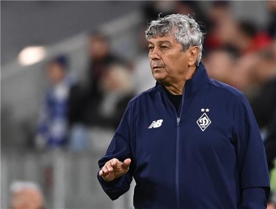 Kiews Trainer Mircea Lucescu verfolgt die Partie. Lucescu wünscht sich für das Fußball-Benefizspiel des 16-maligen ukrainischen Meisters beim Bundesliga-Zweiten Borussia Dortmund ein volles Stadion.  Foto: Sven Hoppe/dpa