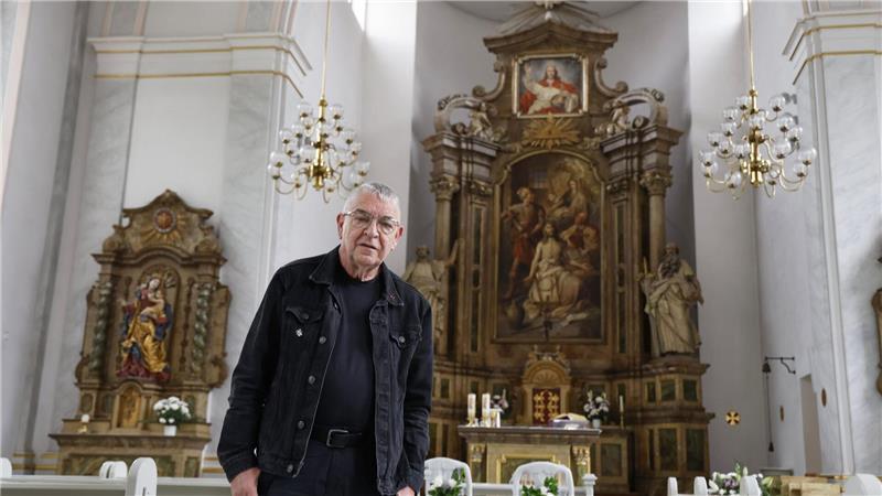 Schädel und Knochen gestapelt auf dem Kiez Kiez-Pastor Karl Schultz in der St. Joseph-Kirche.