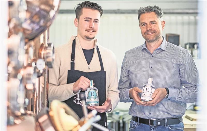 Kilian (links) und Jörg Eilers produzieren ihren eigenen Gin in Geestland.