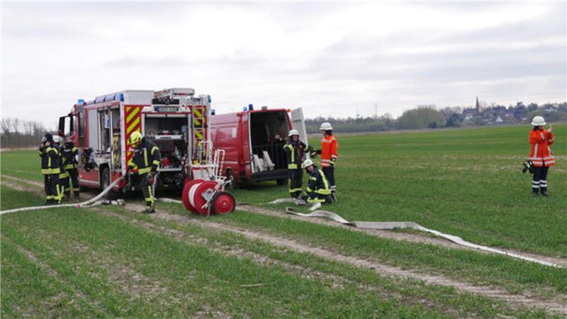 Kilometerweit müssen Schlauchleitungen vom Hydranten zur Einsatzstelle verlegt werden.
