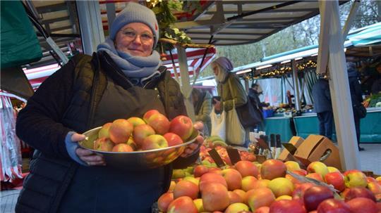 Kim Eberstein handelt mit Obst auf dem Buxtehuder Wochenmarkt. Die zwischenzeitliche Verlegung auf den Altstadt-Parkplatz bedeute Nachteile für das Geschäft, sagt sie.