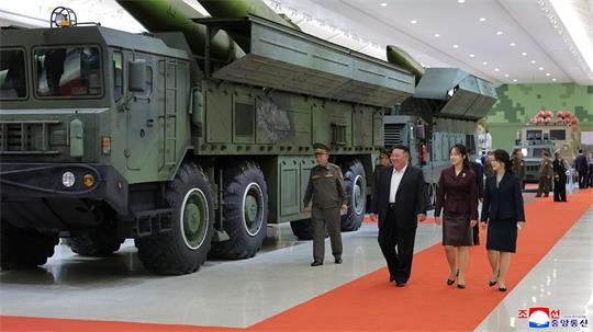Kim Jong Un eröffnete das Museum mit seiner Frau und seiner Tochter. (Archivbild)