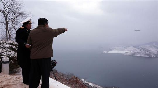 Kim Jong Un (r) und Kim Myeong-Uk, Kommandeur der Seestreitkräfte, beobachten den Test eines strategischen Marschflugkörpers. Das Bild wurde von der nordkoreanischen Regierung zur Verfügung gestellt.