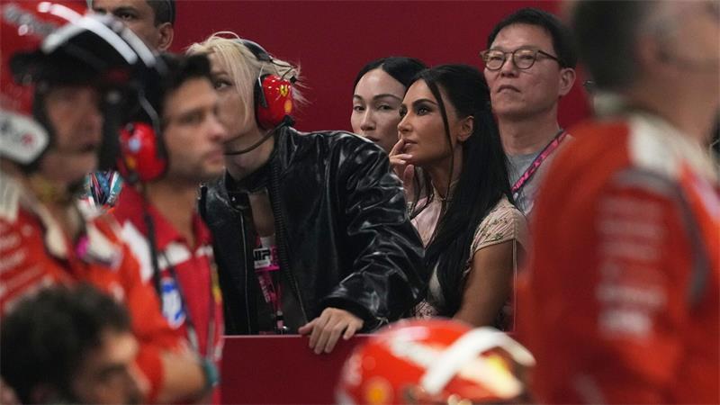 Verstappen krönt Jubiläum - Antonelli kommt WM näher Kim Kardashian (Mitte r) fiebert mit Lewis Hamilton.