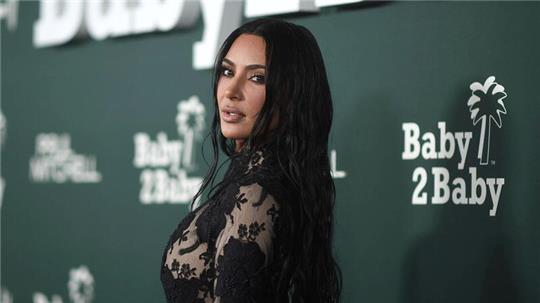 Kim Kardashian möchte ihren Aufschlag verbessern.