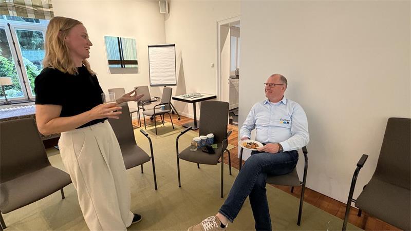Kim Katharina Koch im Gespräch mit Heiko Fischer vom Bargstedter Fachbetrieb Fischer für Metallbau, Heizungstechnik und Photovoltaik.