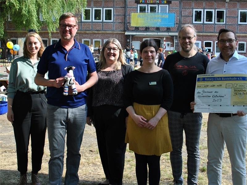 Das wollen die Buxtehuder Kitakinder wirklich lesen Kim Laura Franzke (Verlag Anne Betz/Ueberreuter), Martin Fuchs (Autor), Stefanie Taut und Katharina Häntzschel, Peter Jobmann (alle Stadtbibliothek Buxtehude) Josef Seidel vom Rotary Club Buxtehude.