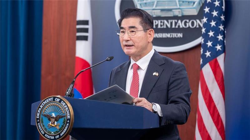Südkorea: Ex-Verteidigungsminister verhaftet Kim Yong Hyun, ehemaliger Verteidigungsminister von Südkorea, ist von der Staatsanwaltschaft verhaftet worden.