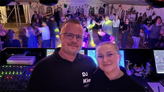 Kim und Millaine Kock legen seit fünf Jahren gemeinsam als DJ-Team auf.