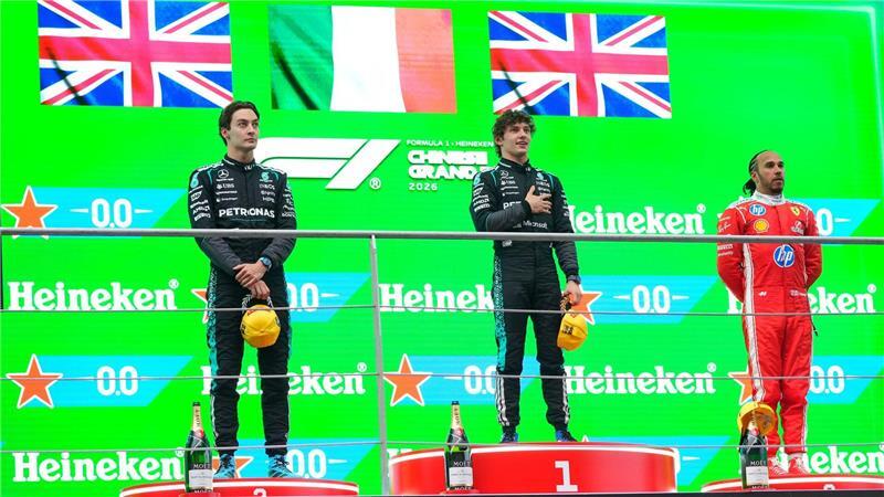 „Großer der Zukunft“: Antonelli bejubelt Premierensieg Kimi Antonelli (m) ist bei Mercedes der Nachfolger von Lewis Hamilton.