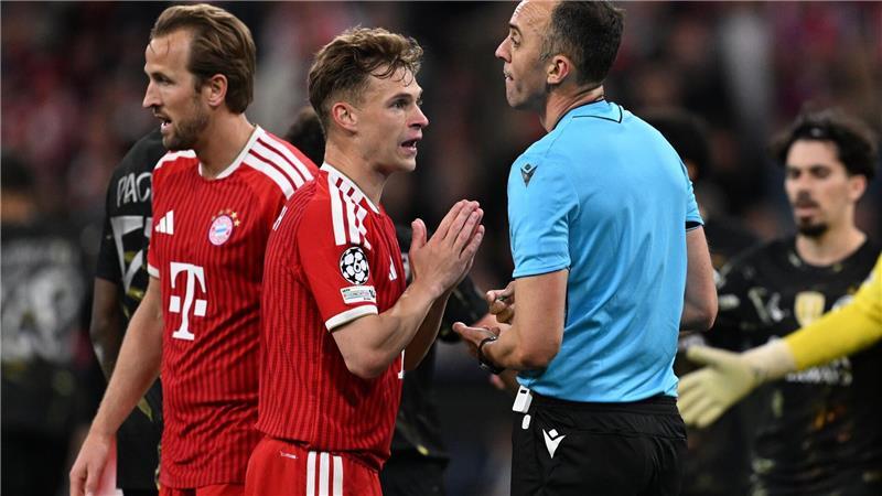 Kimmich reklamiert beim portugiesischen Referees.