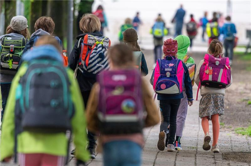 Kinder auf dem Schulweg.