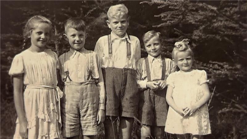 Kinder aus Guderhandviertel, 1946: Heinz Kugis (Mitte), links neben ihm steht der junge Rudolf Stechmann.