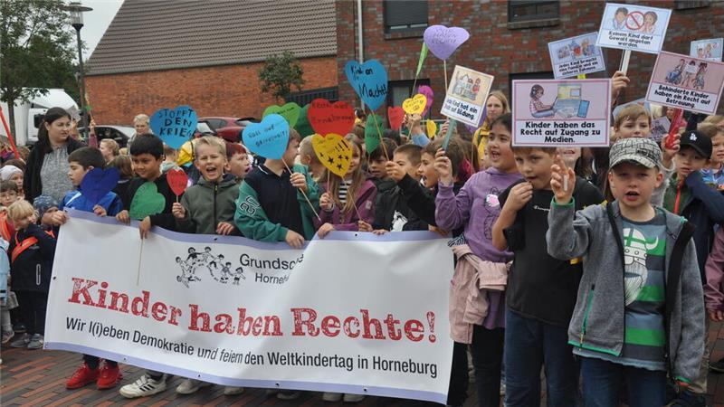 Kinder aus Horneburger Kitas und der Grundschule kamen zusammen, um auf ihre Rechte aufmerksam zu machen.
