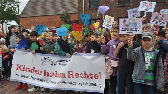 Kinder aus Horneburger Kitas und der Grundschule kamen zusammen, um auf ihre Rechte aufmerksam zu machen.