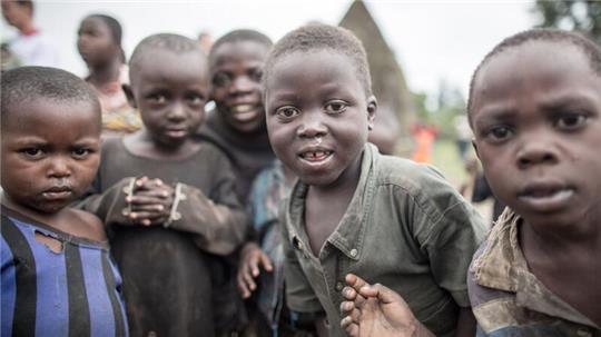 Kinder aus dem Kongo blicken neugierig in die Kamera. In der Demokratischen Republik Kongo werden die meisten Verletzungen von Kinderrechten weltweit verzeichnet.