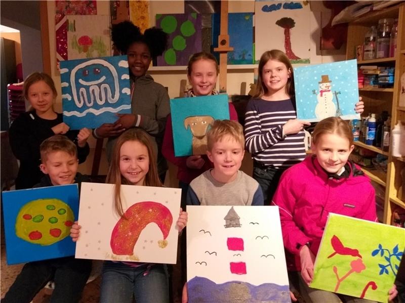 Kinder aus der Malgruppe mit ihren Kunstwerken für die Ausstellung.