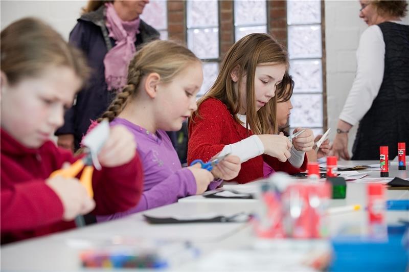 Kinder basteln in der Museumswerkstatt. Foto: Michael Hensel