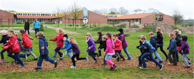 Kinder bewegen sich auf der in Niedersachsen einmaligen Finnbahn vor der Fredenbecker Grundschule. Foto Kordländer