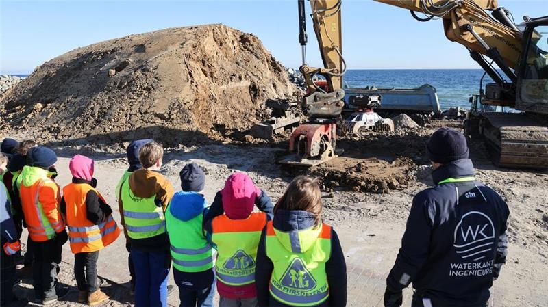 „Brutal wichtig“ - Grundschüler informieren sich über Deich Kinder der nahe gelegenen Grundschule Karby haben sich die Baustelle angeschaut.