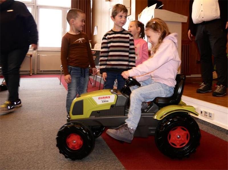 Kreatives zur Kirsche: Kreisbauernverband zeichnet engagierte Kindergärten aus Kinder des Kindergartens Balje freuen sich über den Hauptgewinn - den neuen Trettrecker.