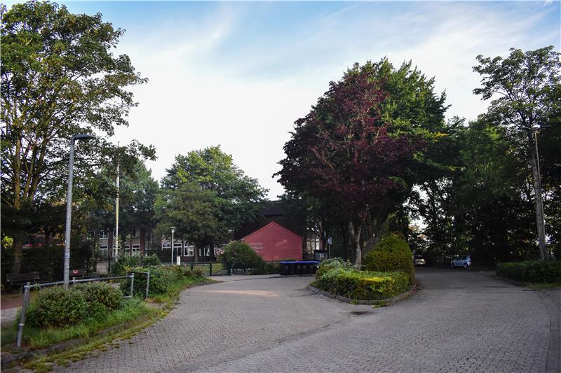 In Horneburg gefährden Elterntaxis Kinder - Anwohner von Verkehr genervt Die Grundschule Horneburg und der Wendehammer im Leineweberstieg.