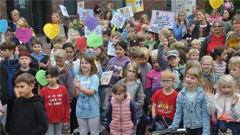 "Kinder haben Rechte", "Stop War", "Wir wollen Frieden": Die Kinder haben ihre Botschaften auf Herz-Plakate geschrieben.