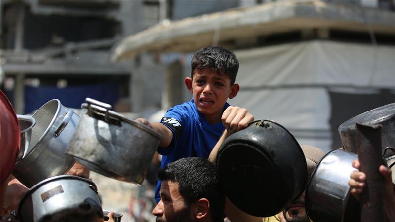 Huthi-Rakete auf Israel gefeuert: Einschlag am Flughafen Kinder im Gazastreifen warten auf warmes Essen.