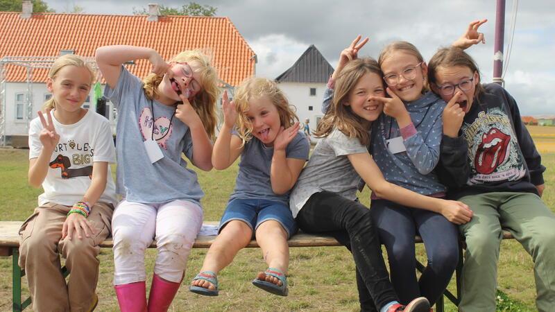 120 Jugendleiter betreuen etwa 400 Kinder und Jugendliche in drei Sommer-Camps Kinder im Sommer-Camp in Lille Bodskov.