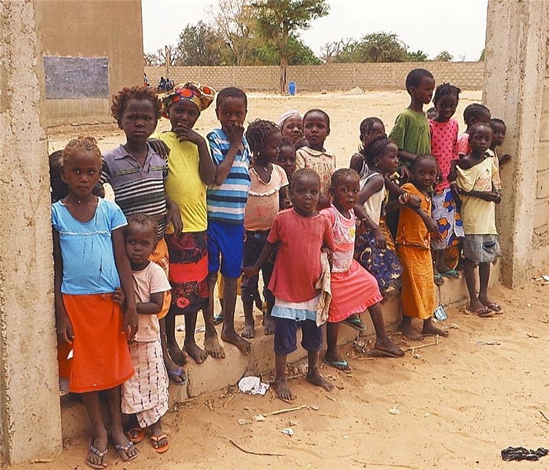 Kinder in einfachsten Wohn- und Schulverhältnissen , wie sie der Kinderhilfe Senegal vielfach begegnen.