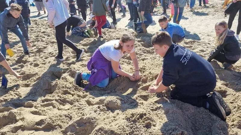 Kinder können sich auch in diesem Jahr wieder auf das „Ostereierbuddeln“ am Krautsander Elbstrand freuen.