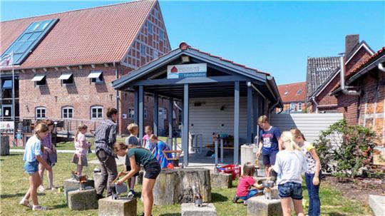 Kinder können sich bei der Kinder-Uni in Freiburg ausprobieren.
