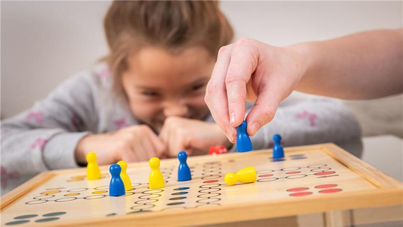 Spiele spielen mit Kindern - so gelingt es Kinder lernen bei Gesellschaftsspielen mit Frustration umzugehen.