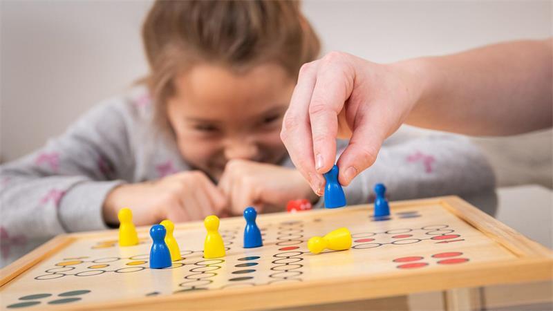 Spiele spielen mit Kindern - so gelingt es Kinder lernen bei Gesellschaftsspielen mit Frustration umzugehen.