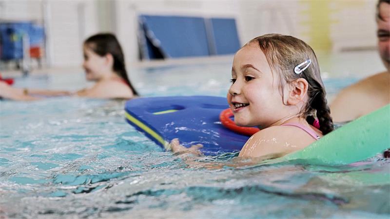 Kinder müssen sich ans Wasser und Schwimmstile gewöhnen, aber auch Ausdauer lernen, um sichere Schwimmer zu werden.