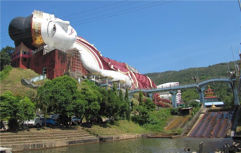 Kinder planschen und werden beschützt – vom größten liegenden Buddha der Welt mit gigantischen Ausmaßen.