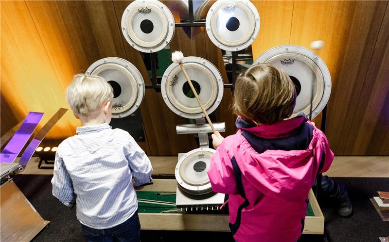 Kinder probieren in der Elbphilharmonie ein Schlagzeug aus.