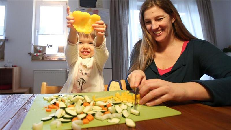 Kinder sind begeisterungsfähig - auch für das Schnibbeln von Gemüse.