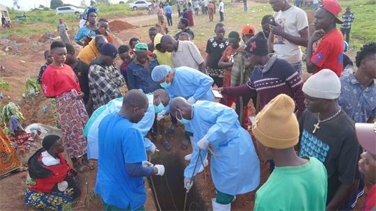 Kinder sind durch das gefährliche Ebola-Fieber besonders hart betroffen. (Archivbild)